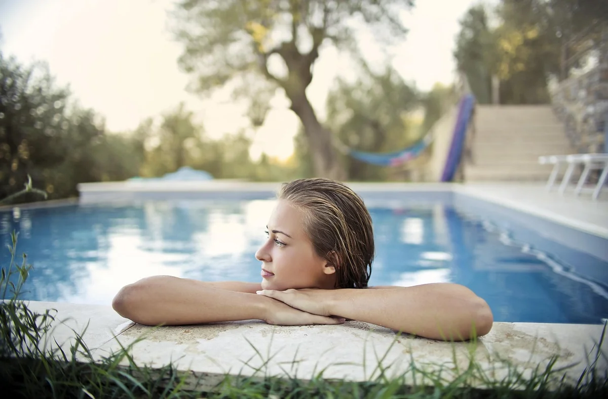 10 astuces ingénieuses pour cacher piscine hors sol en 2026 sans se ruiner
