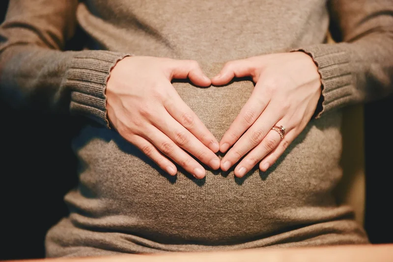 Bouillotte sur le ventre : enceinte ou pas ?