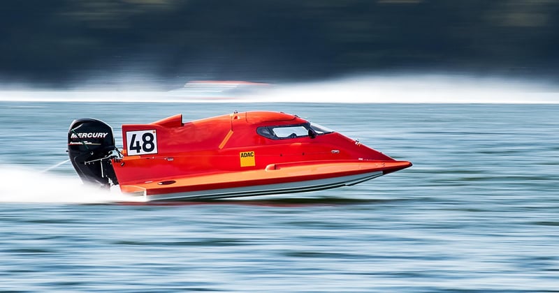 bateau à moteur